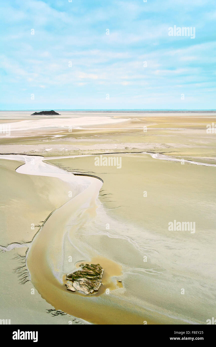 La marea baja y formaciones rocosas en la bahía del Mont Saint Michel landmark. Normandía, Francia, Europa Foto de stock