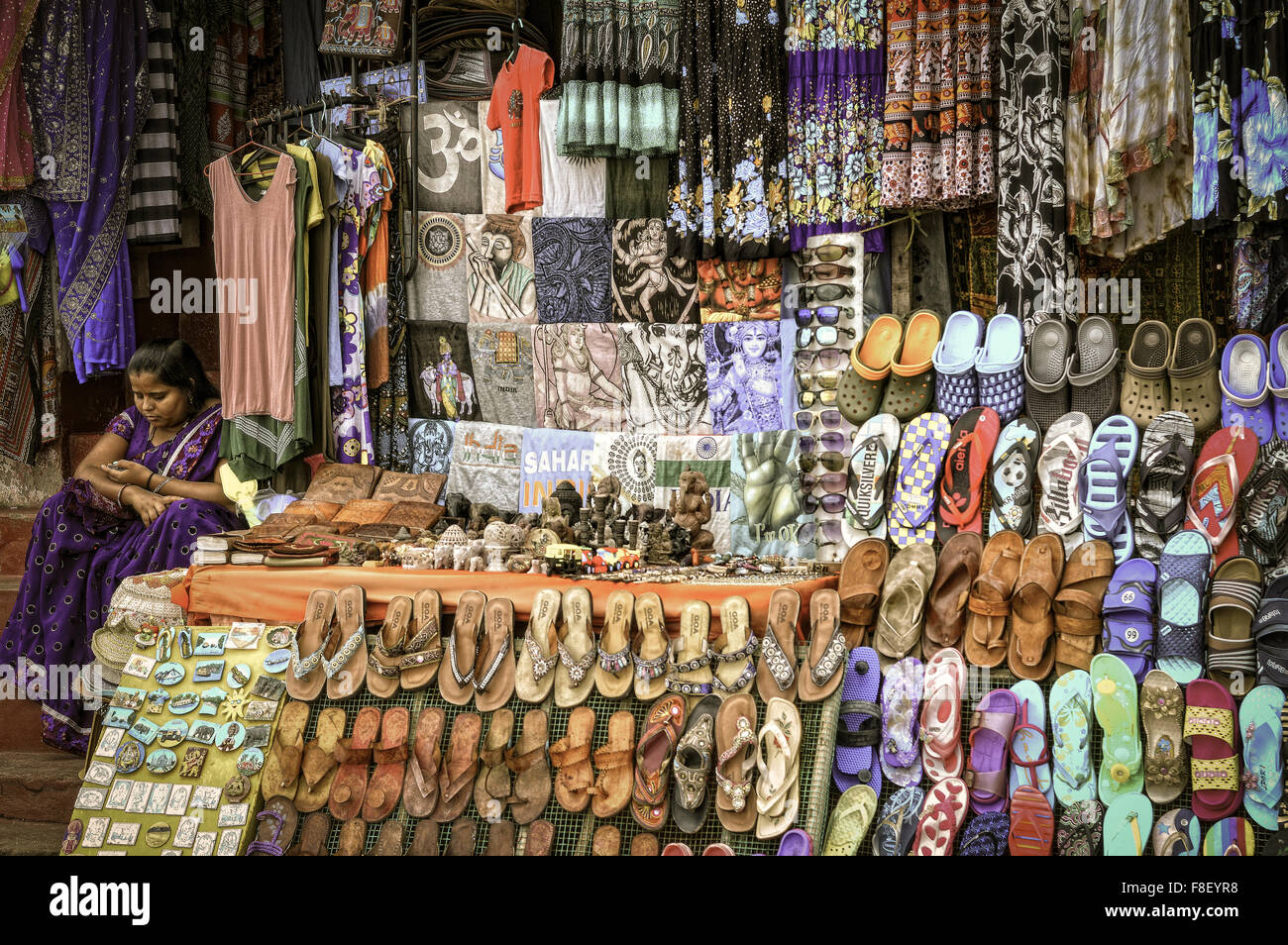 Artesanía local tienda turística con ropa calzado y accesorios Fotografía  de stock - Alamy