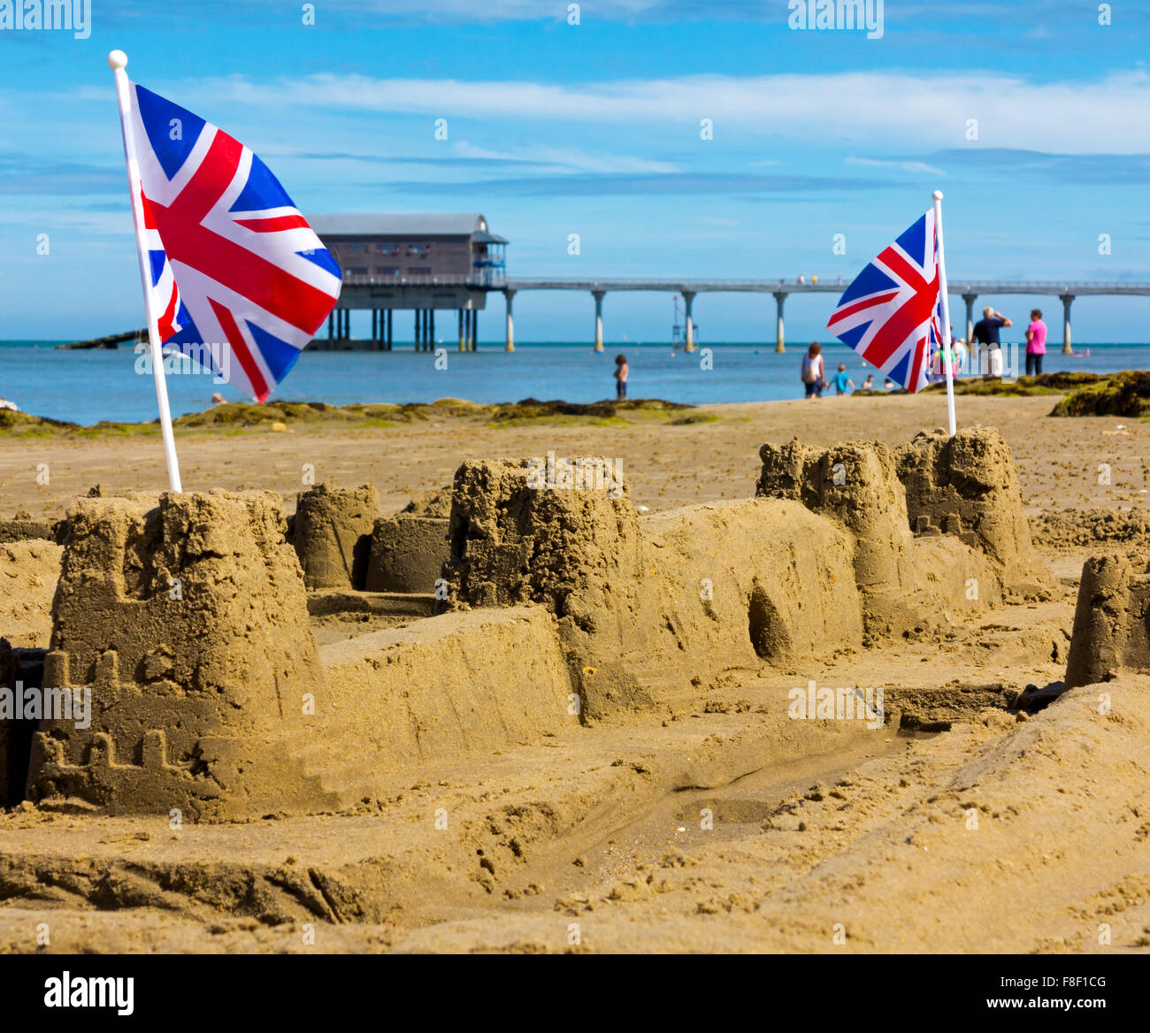 Castillo de arena tradicionales británicos con banderas de la Union Jack en una playa en verano en Bembridge Isle of Wight Inglaterra Foto de stock
