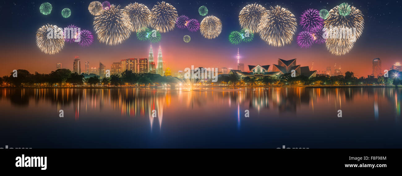 Hermosos fuegos artificiales por encima del paisaje urbano de Kuala Lumpur, Malasia en la noche Foto de stock