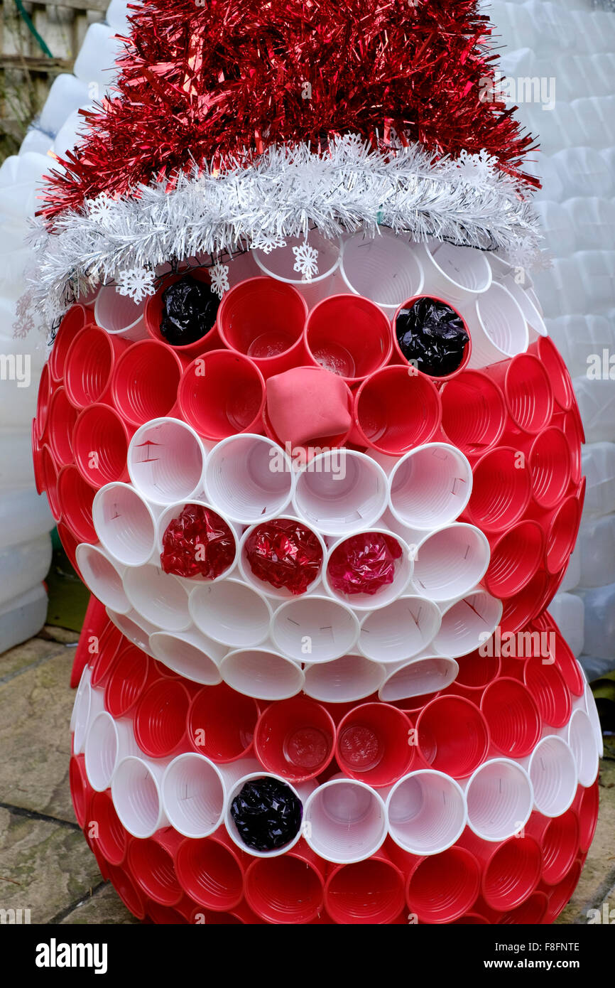 Jardín de navidad muñeco de nieve decoración hecha a partir de vasos de  plástico y las guirnaldas Fotografía de stock - Alamy