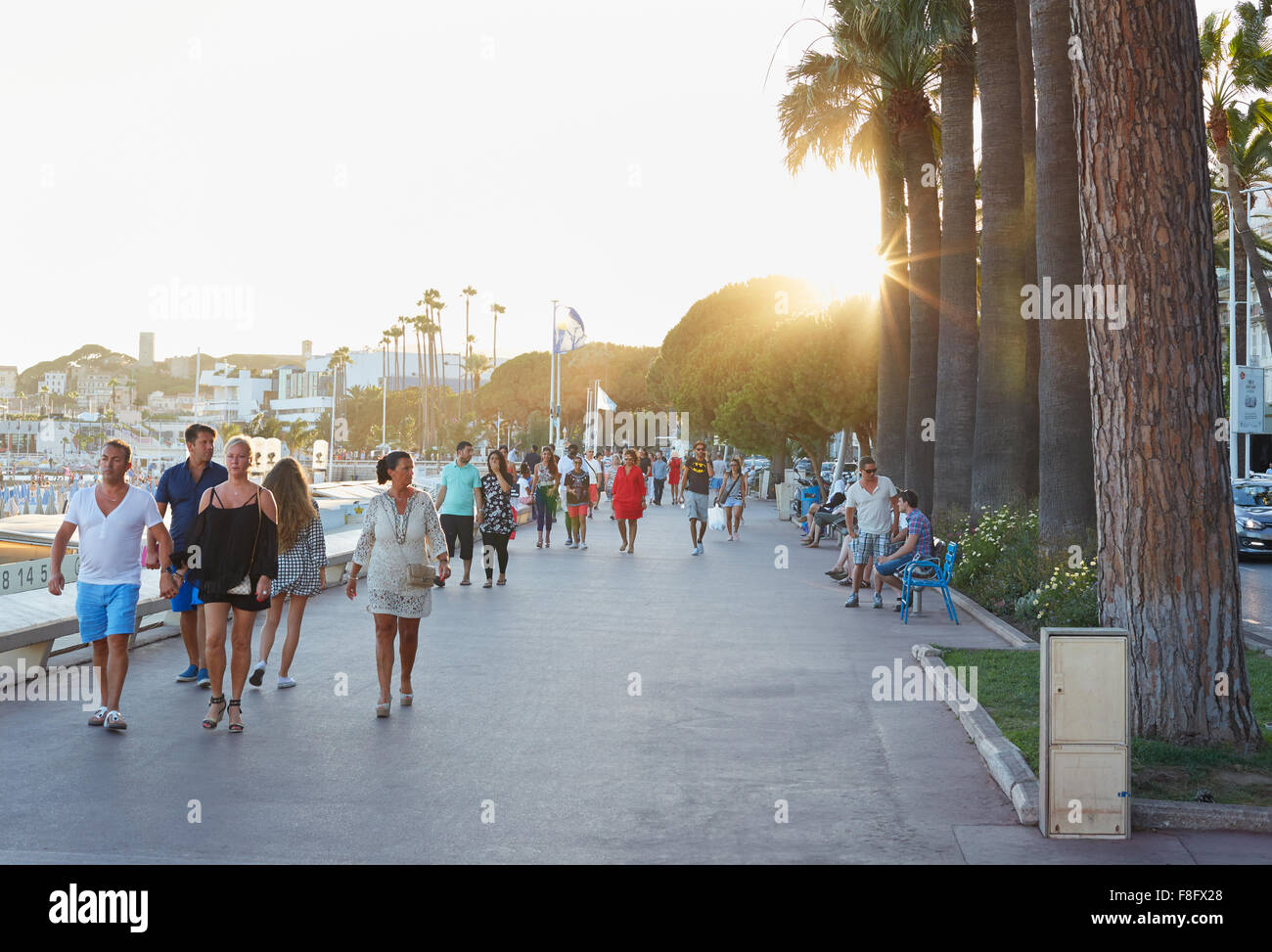 La gente caminando en una tarde de verano el bulevar de la Croisette en Cannes Foto de stock