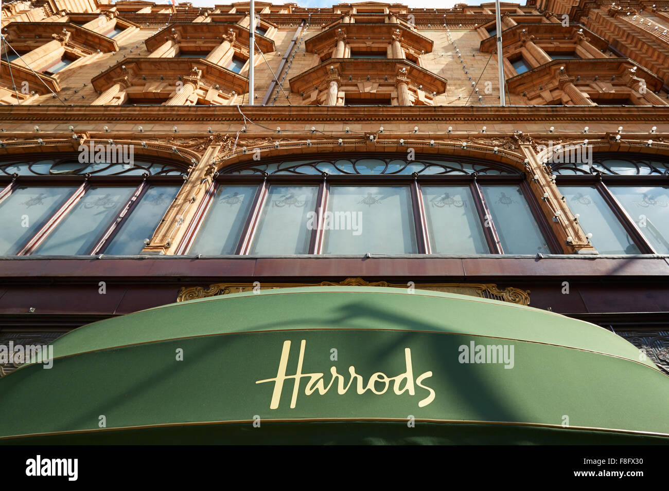 La famosa tienda Harrods edificio en una tarde de verano en Londres Foto de stock