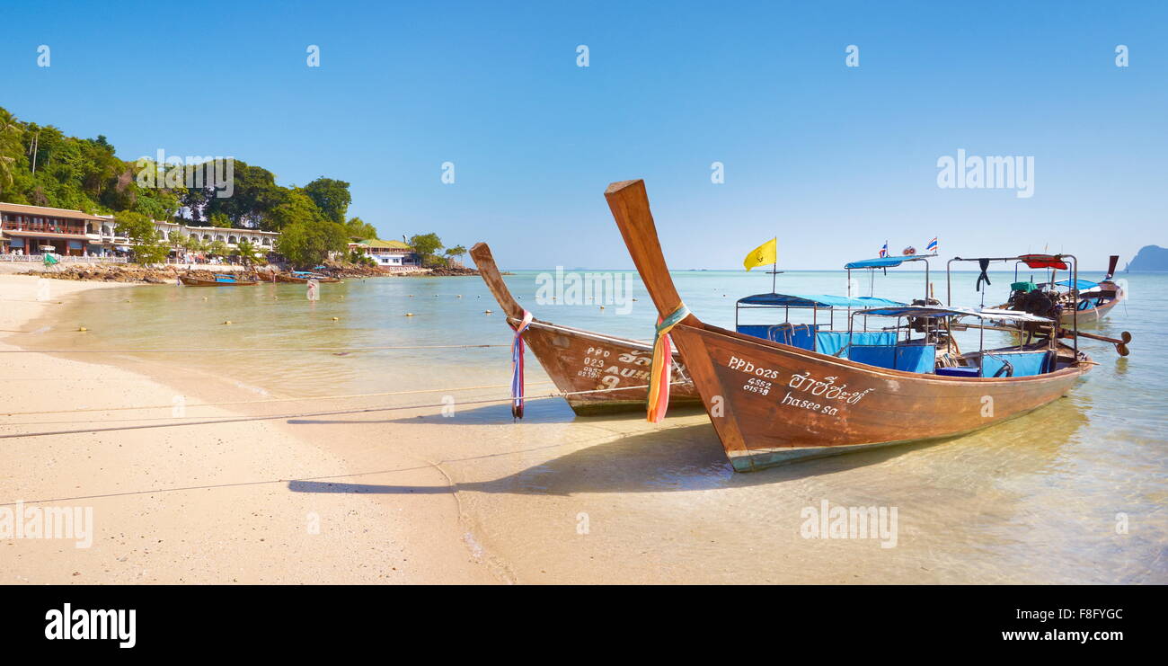 Tailandia - la Isla Phi Phi, la bahía de Phang Nga Bay, botes de cola larga en la playa Foto de stock