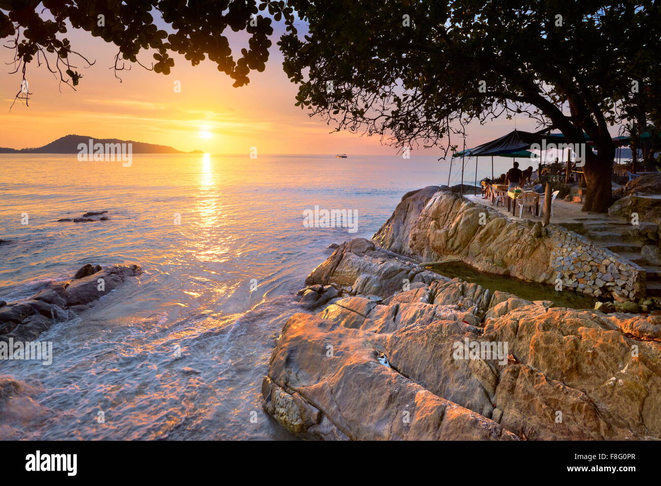 Tailandia - La isla de Phuket, Patong Beach, Sunset tiempo paisaje Foto de stock
