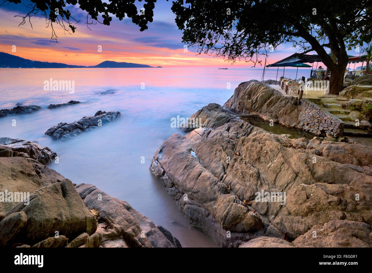 Tailandia - La isla de Phuket, Patong Beach, Sunset tiempo paisaje Foto de stock