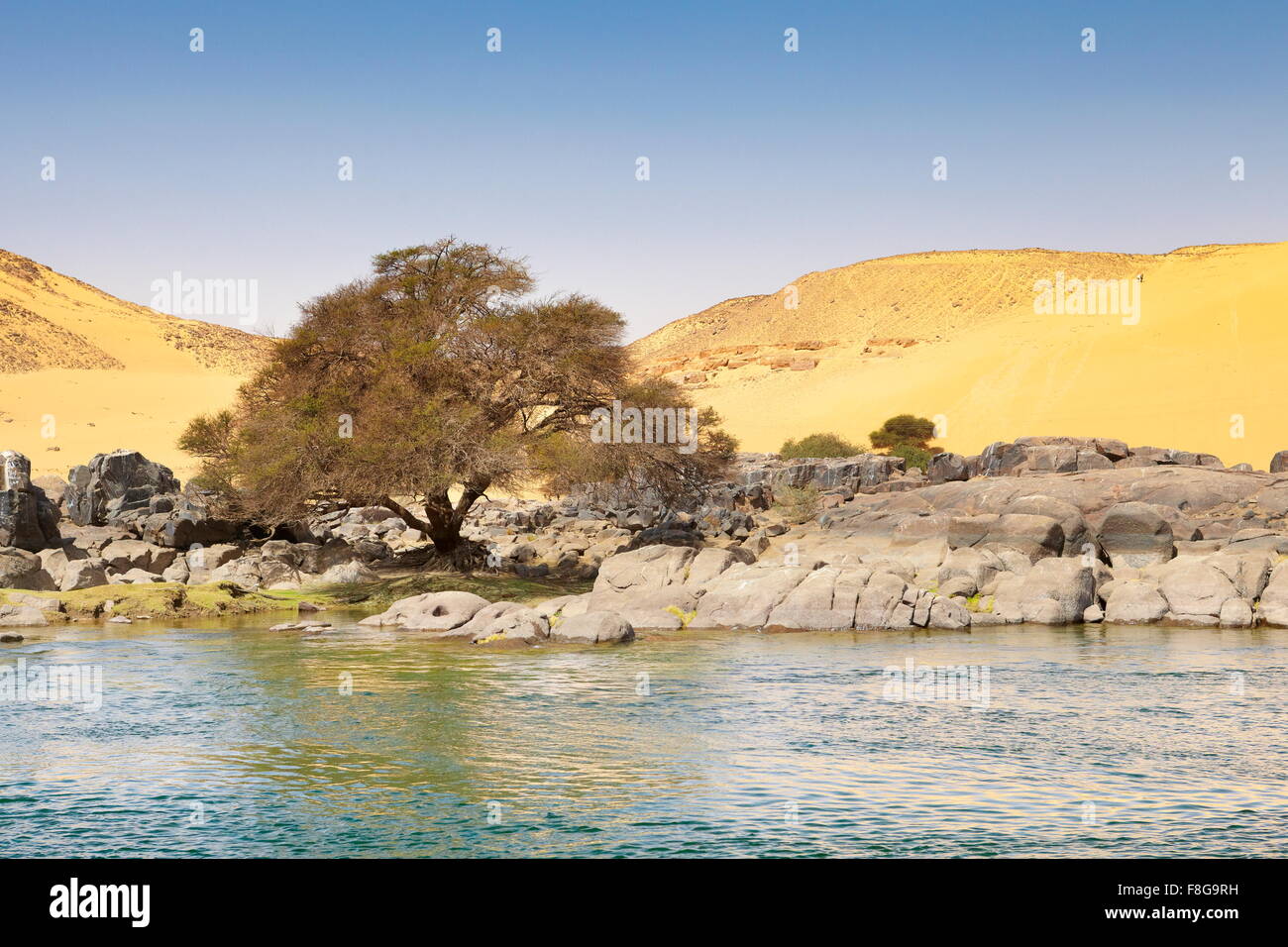 Egipto - banco del río Nilo, área protegida de la Primera Catarata Foto de stock