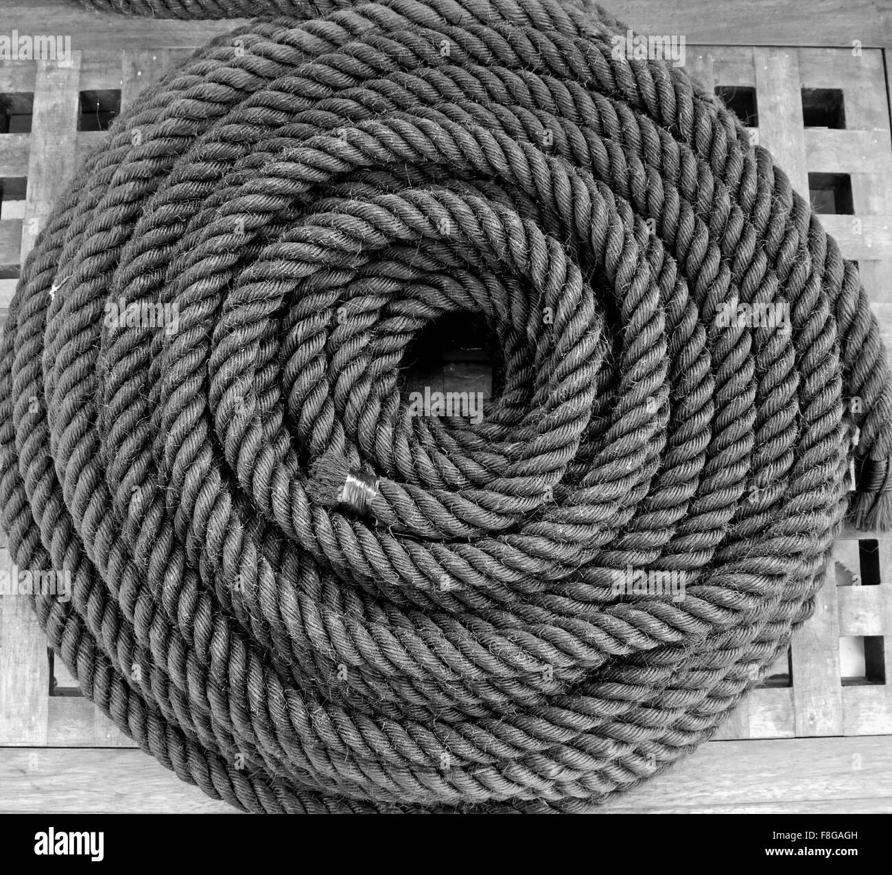 Cuerda negra en espiral foto de archivo. Imagen de entretejido