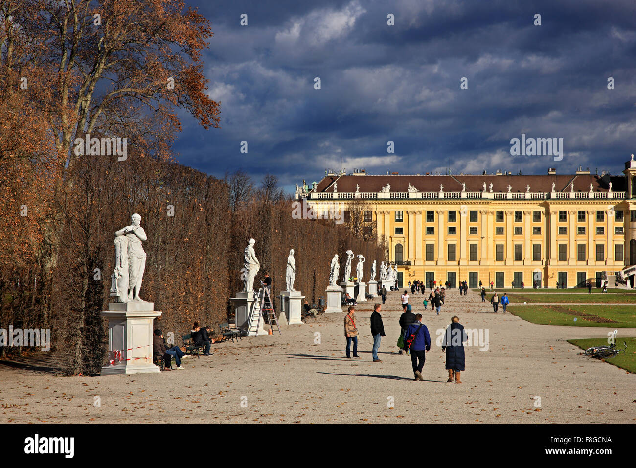 Vista desde los jardines del palacio de Schönbrunn, el palacio de verano de los Habsburgo, Viena, Austria. Foto de stock