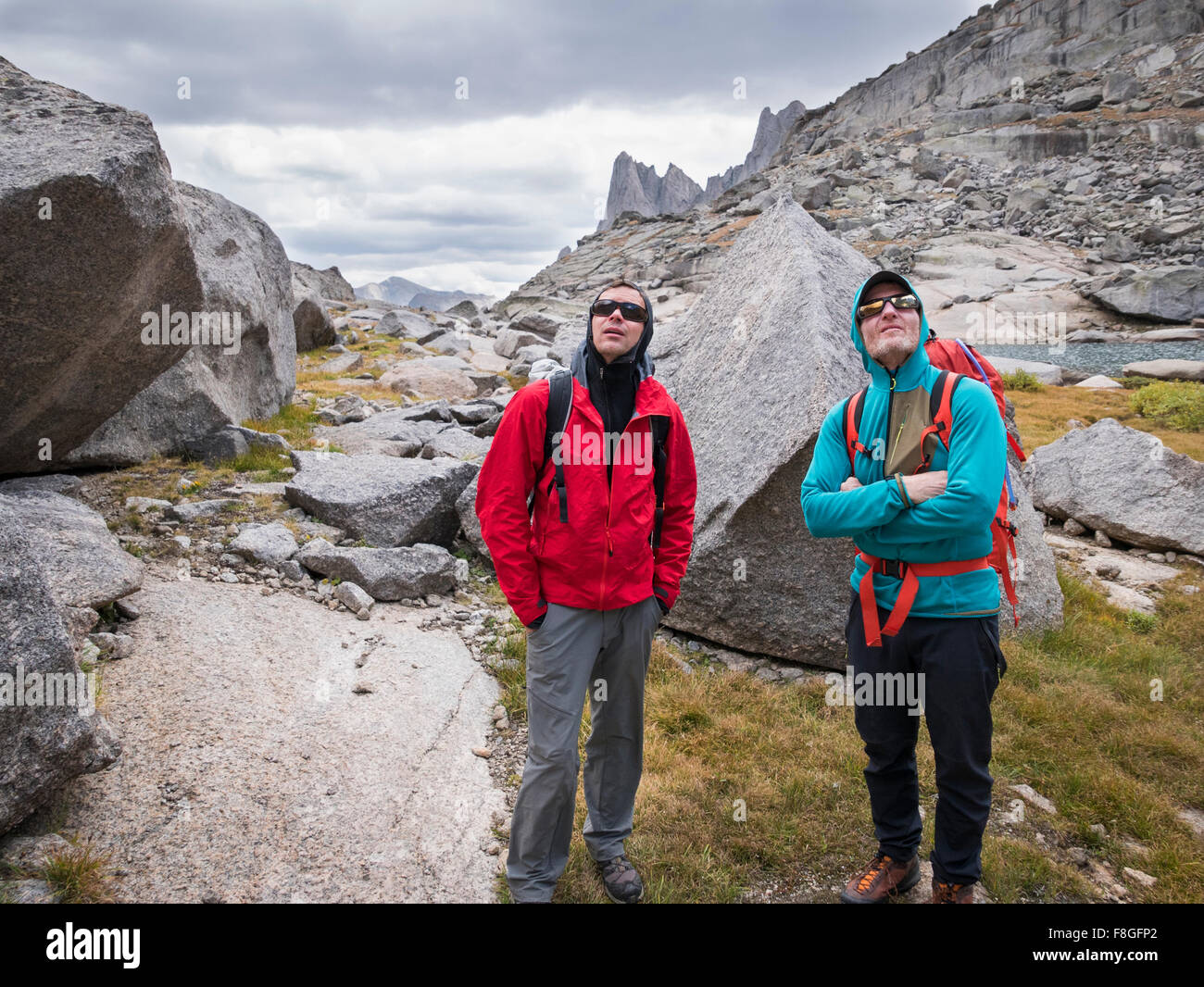 Los escaladores caucásica admirando la montaña Foto de stock
