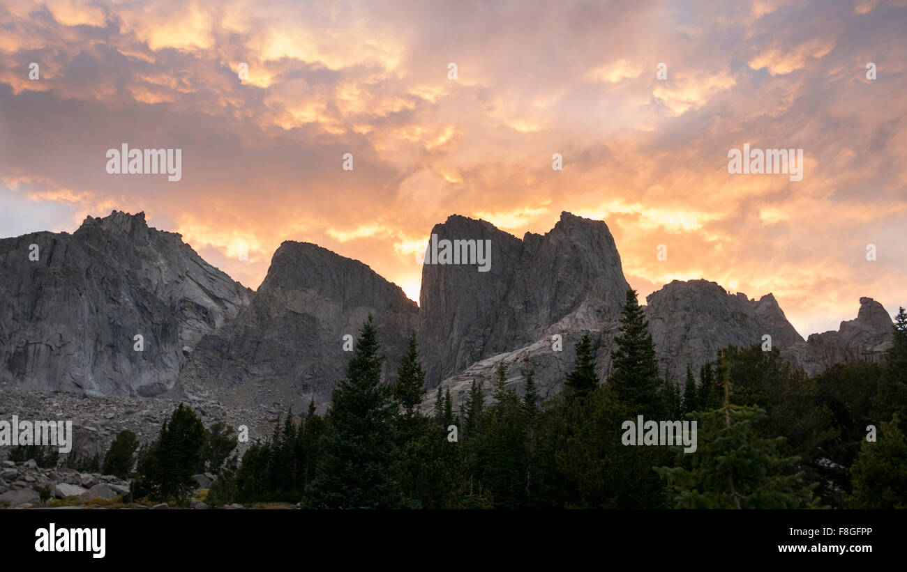 Wind River montañas al atardecer, Pinedale, Wyoming, Estados Unidos Foto de stock