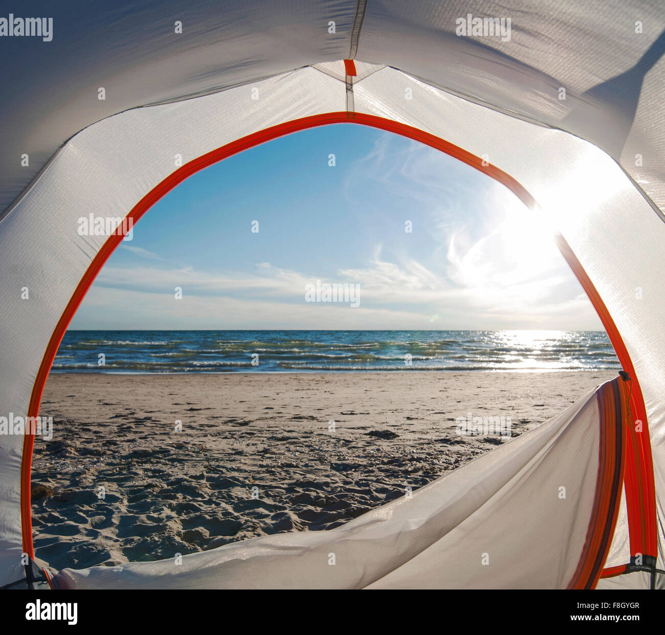 Abra la puerta de la carpa de camping en la playa Foto de stock