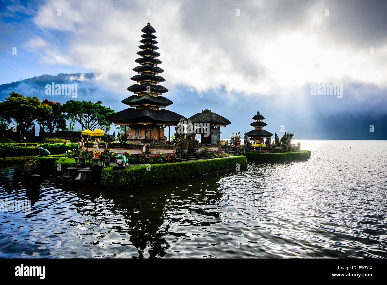 Pagoda flotando sobre el agua, Baturiti, Bali, Indonesia Foto de stock