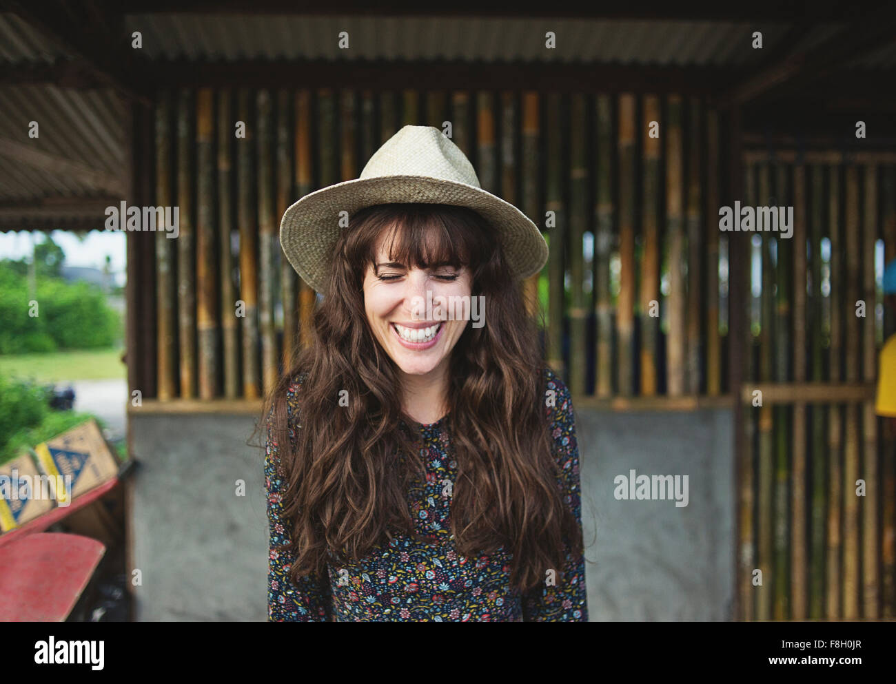 Sonriente mujer caucásica llevar sombrero para el sol al aire libre Foto de stock