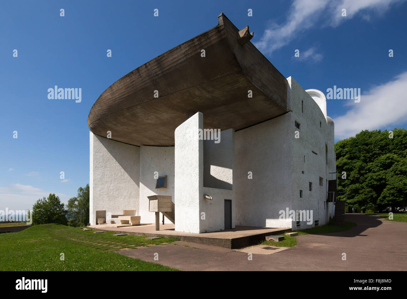 Notre Dame du Haut, capilla de Ronchamp diseñada por el arquitecto suizo-francés Le Corbusier, Francia. Foto de stock