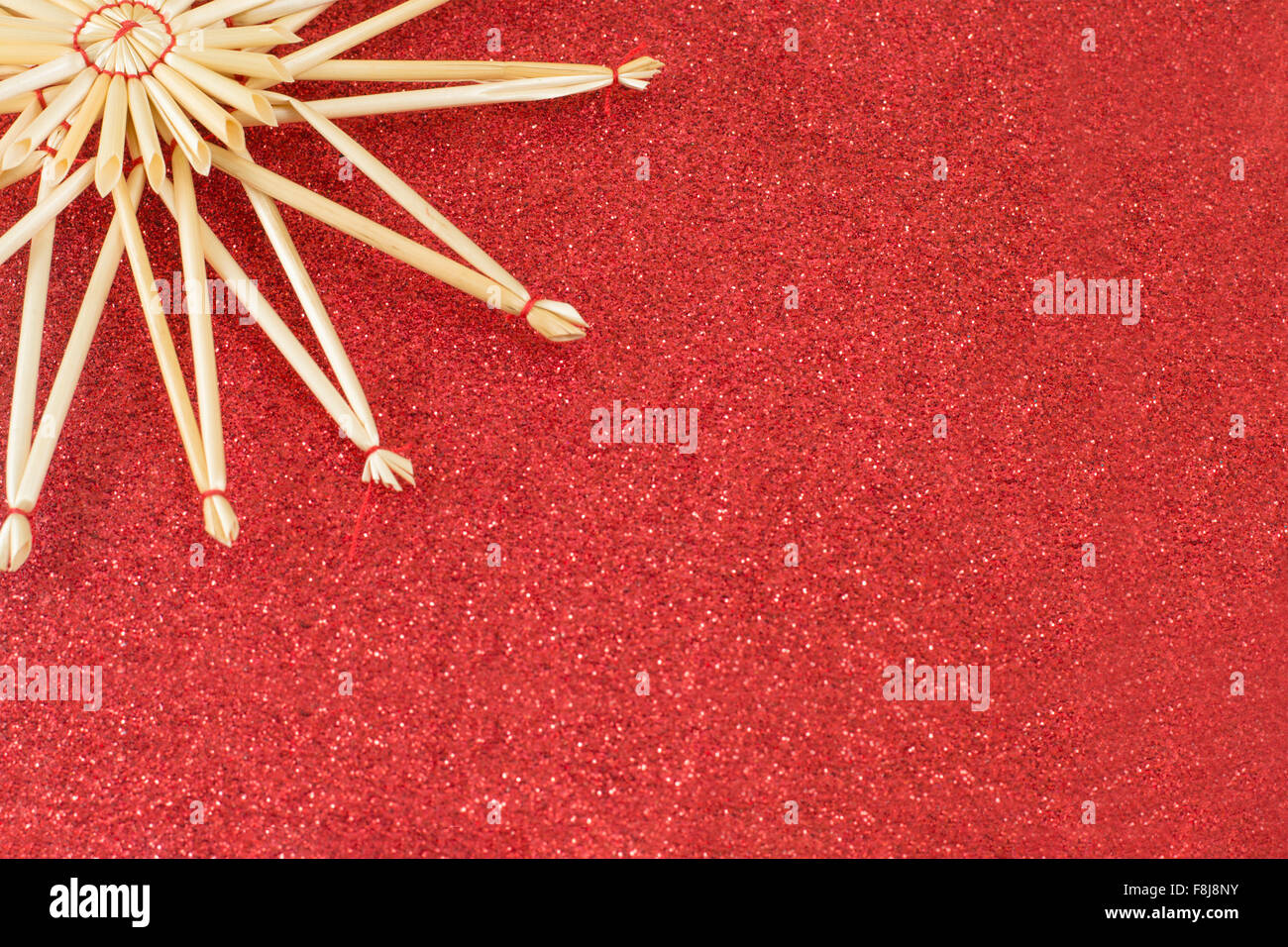 Madera de decoración en forma de estrella roja de fondo brillante Foto de stock