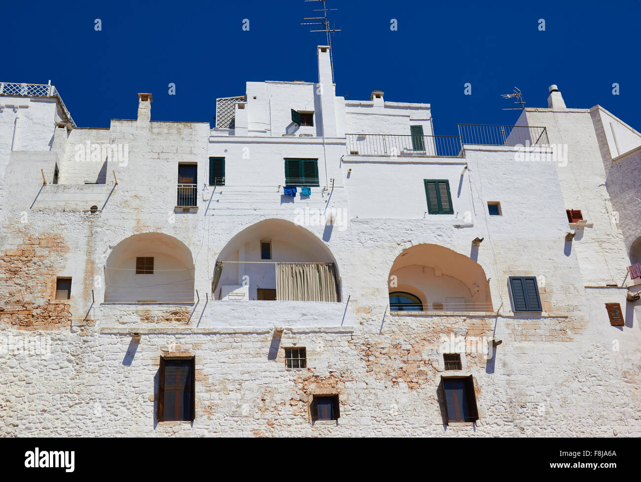 Ciudad encaladas paredes de Ostuni, conocida como La città Bianca (la ciudad blanca) Puglia Apulia provincia de Brindisi Italia Europa Foto de stock