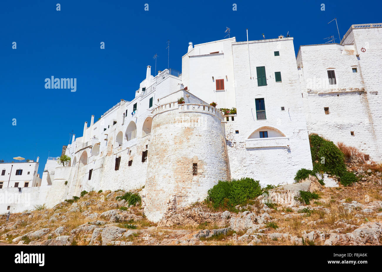 Ciudad encaladas paredes de Ostuni, conocida como La città Bianca (la ciudad blanca) Puglia Apulia provincia de Brindisi Italia Europa Foto de stock