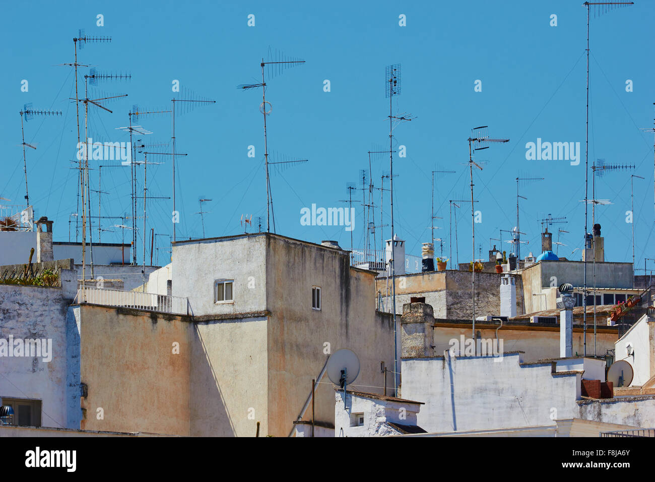Antenas por encima de la ciudad de Ostuni, Provincia de Brindisi Apulia Apulia Italia Europa Foto de stock