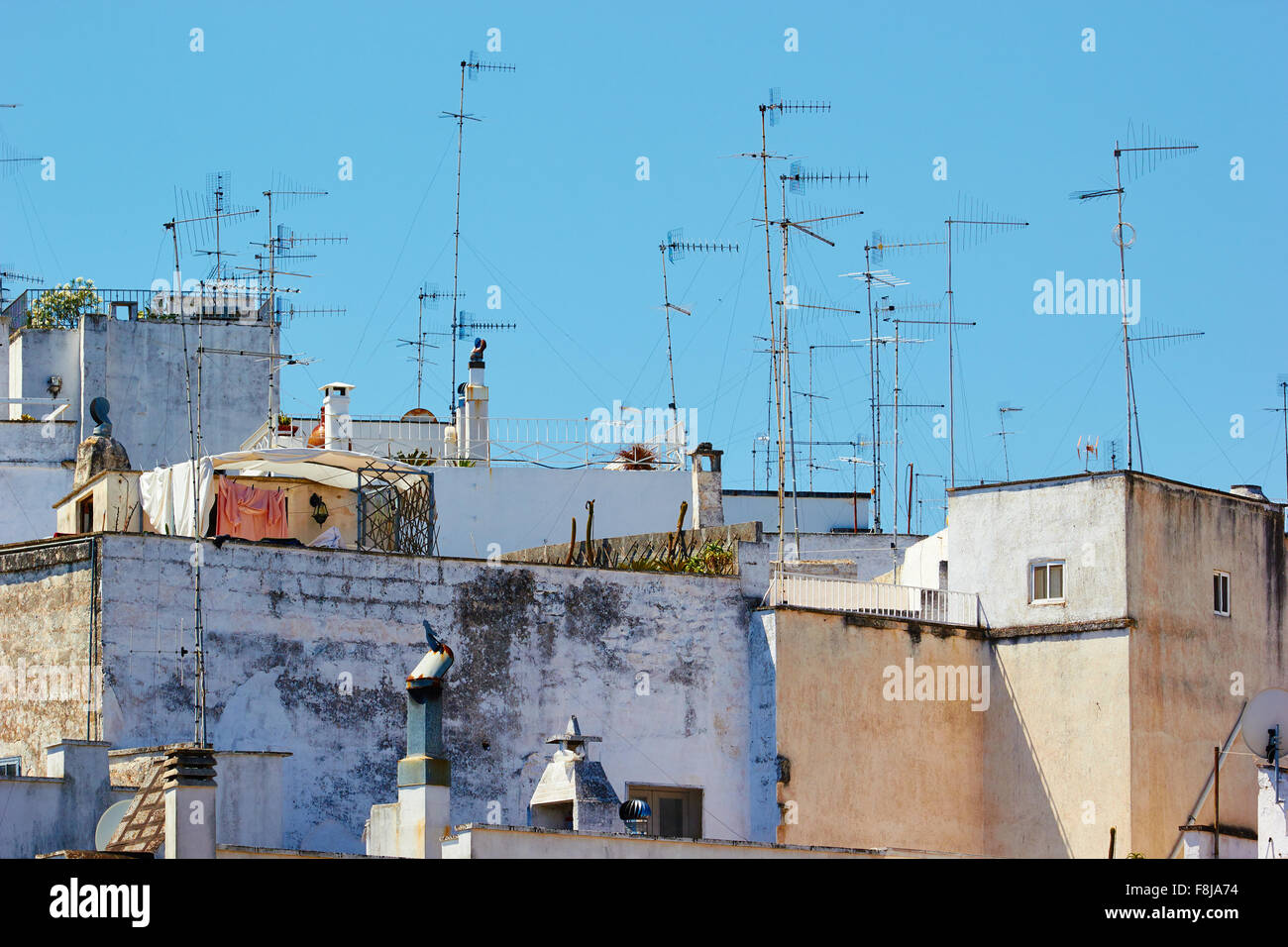 Antenas de terrazas y chimeneas Ostuni, Provincia de Brindisi Apulia Apulia Italia Europa Foto de stock