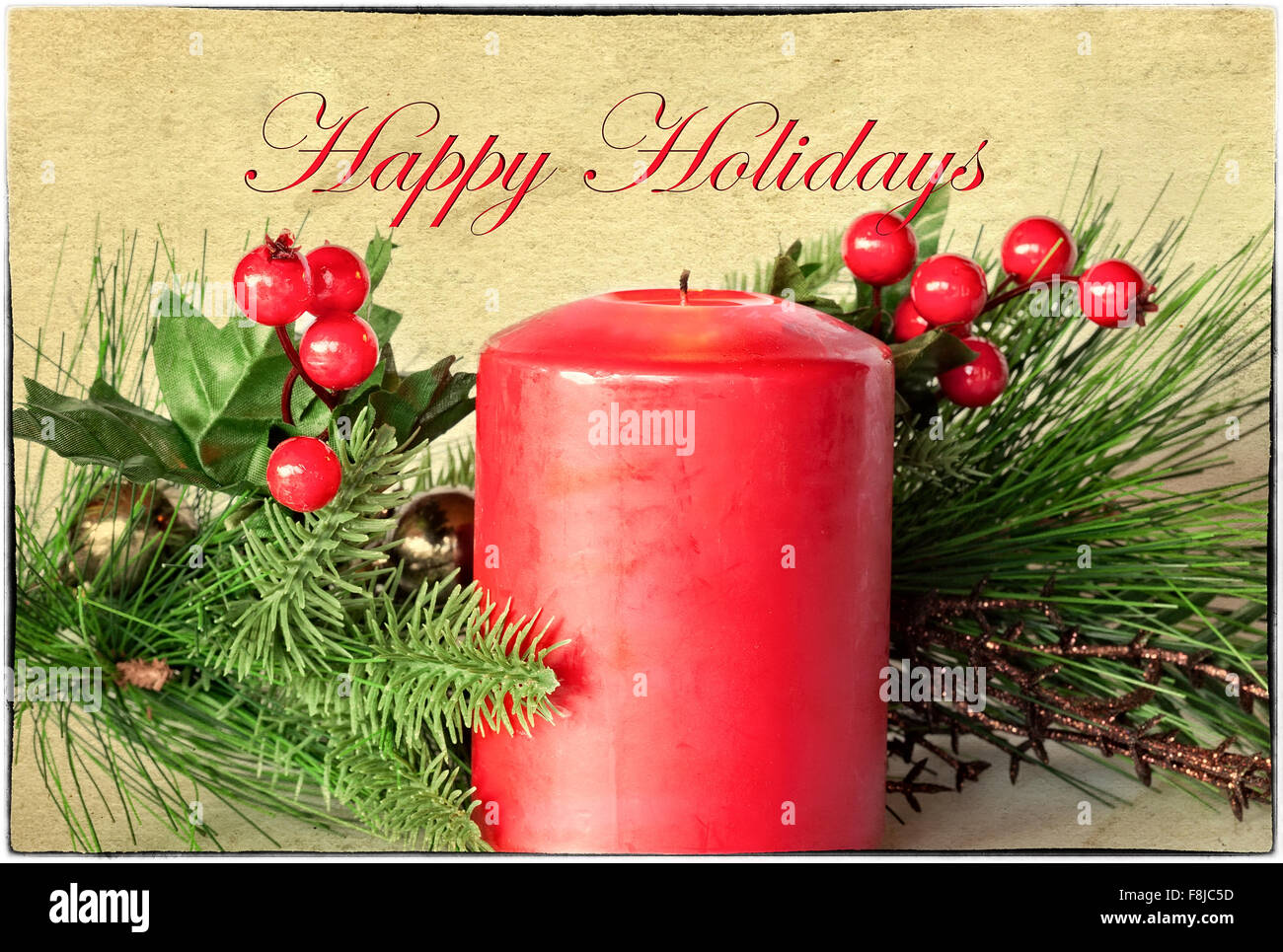 Tarjeta de felicitación de navidad con evergreen, bayas de acebo, vela roja, frontera y Felices Fiestas texto Foto de stock