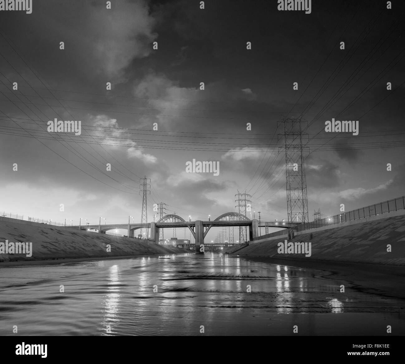 Perspectiva decreciente de Los Angeles river y 6th Street Bridge, blanco y negro, Los Ángeles, California, Estados Unidos. Foto de stock