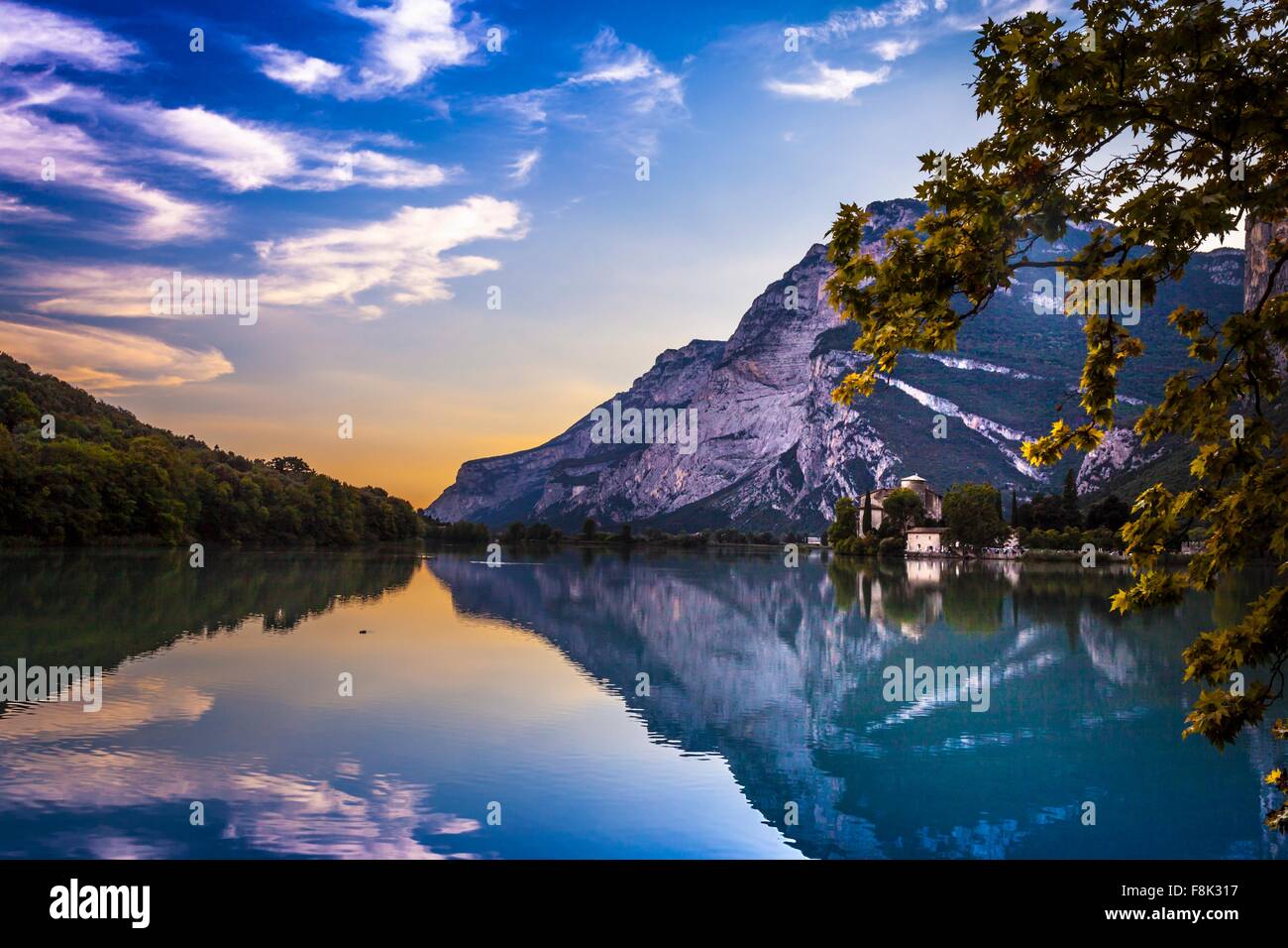 Vista del lago y las montañas, Trentino Alto Adige, Italia Foto de stock