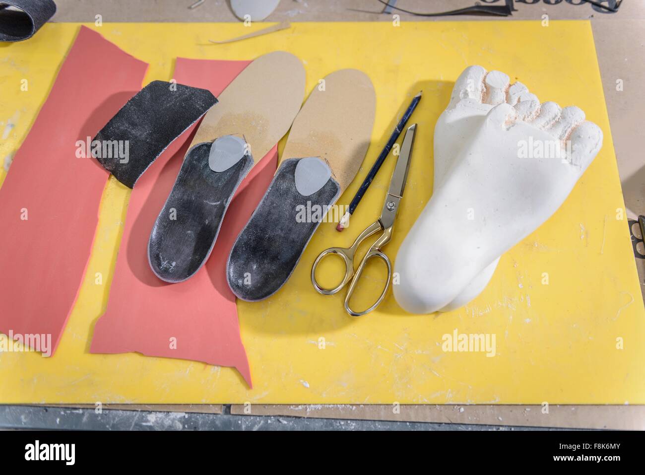 Shoe insoles hechas de yeso de pies en fábrica médica Foto de stock