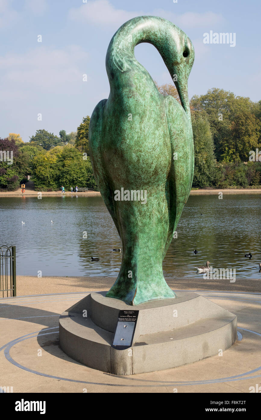 Lago Serpentine en Hyde Park, Londres, Inglaterra - Escultura de Isis por Simon el muñón Foto de stock