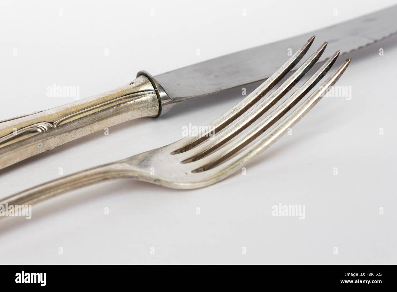 Cuchillo y tenedor closeup - sterling cubertería, vajilla de plata antiguo conjunto Foto de stock