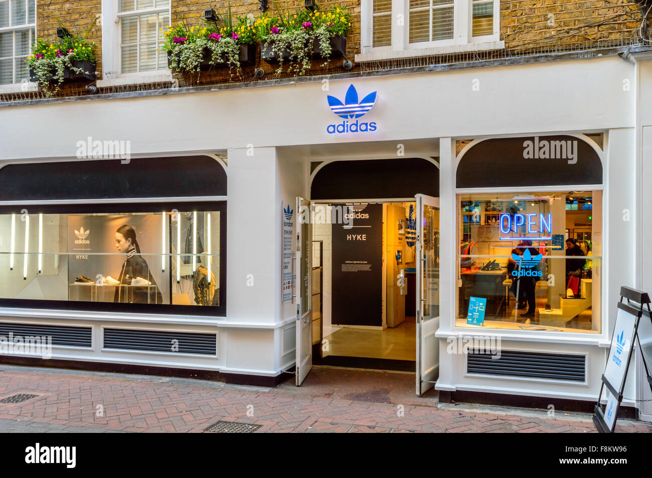 La parte delantera de la tienda adidas Originals store de Londres, justo al  lado de Carnaby Street Fotografía de stock - Alamy