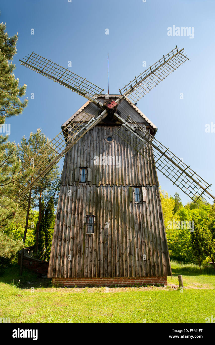Molino de viento de madera casa Kozlak edificio con palas en Mecmierz, Polonia, nombre polaco drewniany wiatrak Kozlak, Wiatrak Trzech Serc Foto de stock