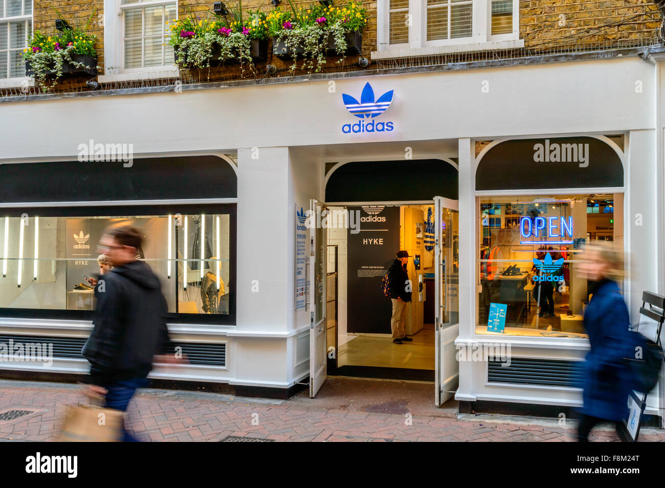 La parte delantera de la tienda adidas Originals store de Londres, justo al  lado de Carnaby Street, la gente pasar Fotografía de stock - Alamy