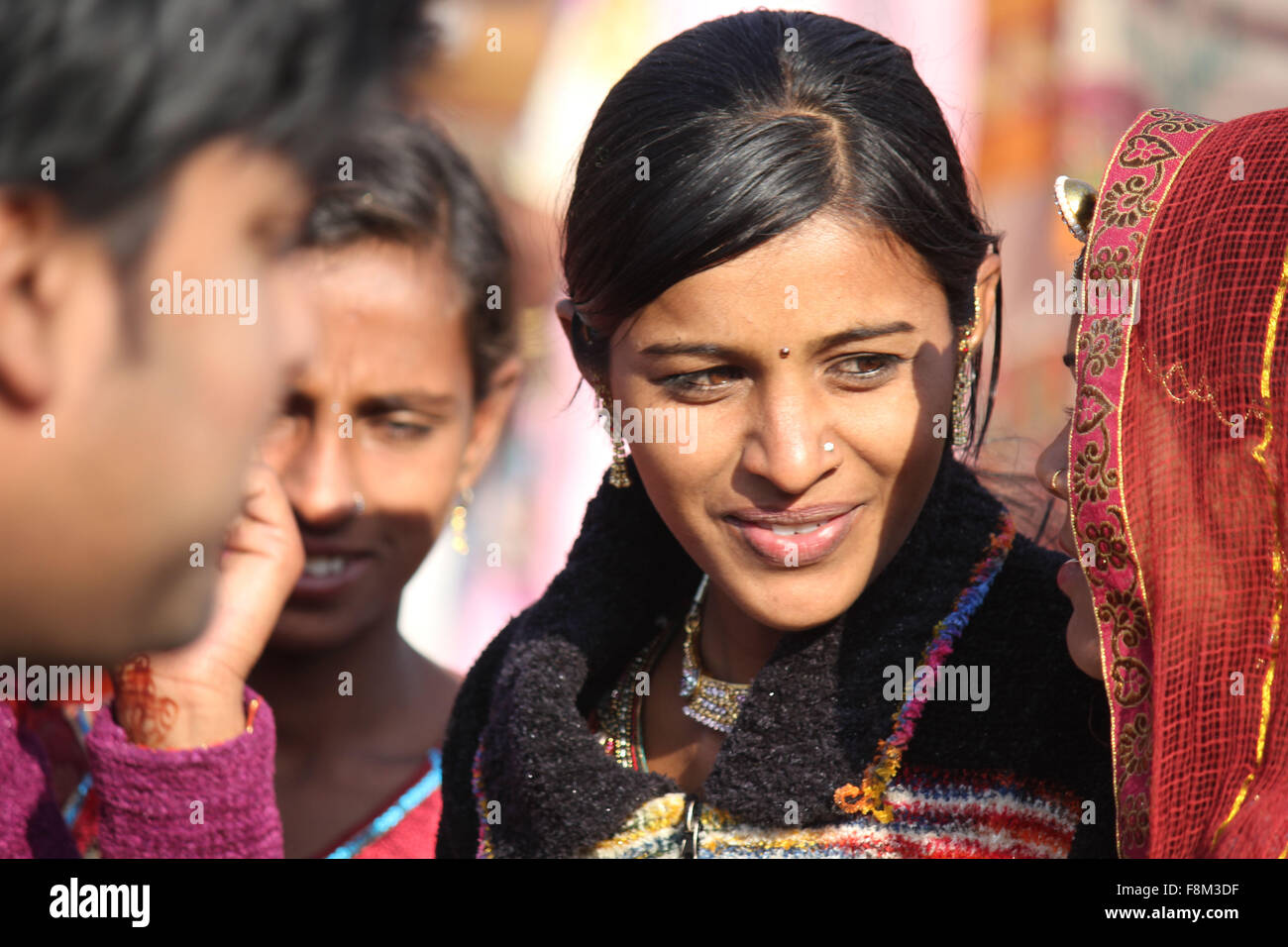 Pushkar, India, 28 de noviembre de 2012: hermosa chica india en la feria de Pushkar, en el estado de Rajasthan India Foto de stock