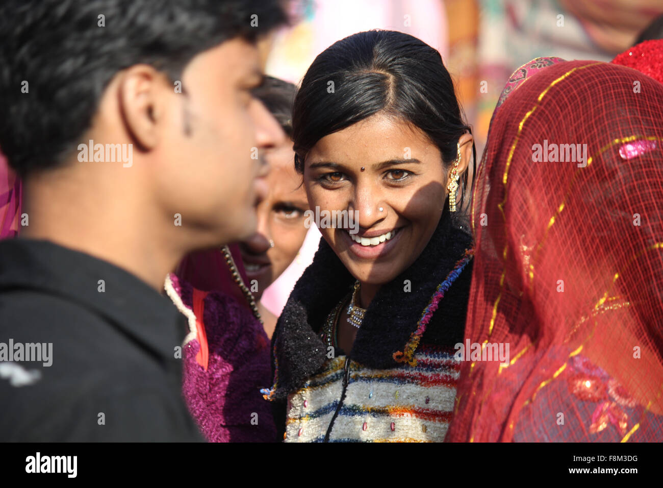 Pushkar, India, 28 de noviembre de 2012: hermosa chica india en la feria de Pushkar, en el estado de Rajasthan India Foto de stock