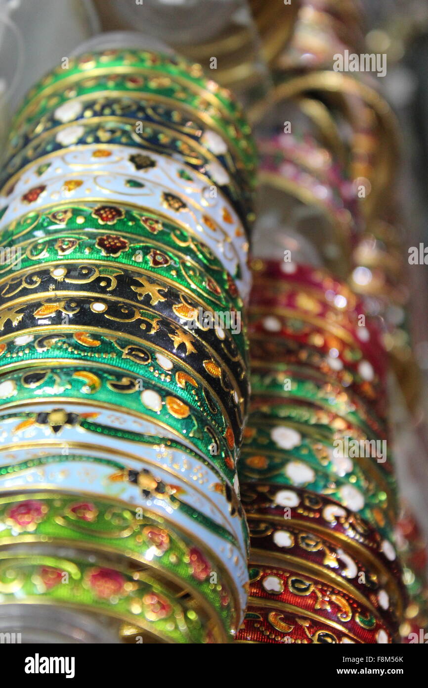 Indian coloridas pulseras. Típicas de la India Pulseras artesanales para  mujeres Fotografía de stock - Alamy