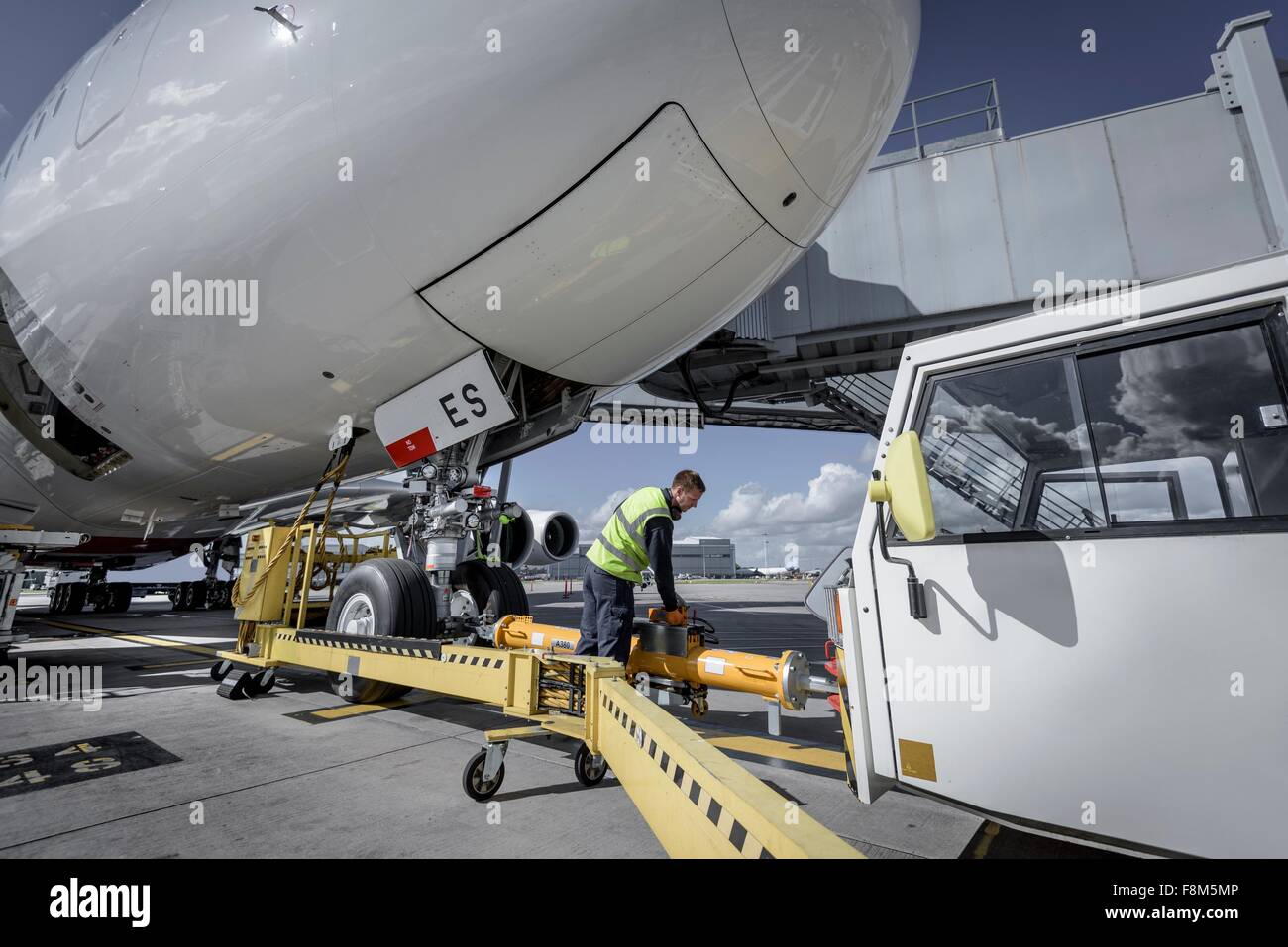 Ground Crew acoplar la barra de remolque de aviones A380 Foto de stock