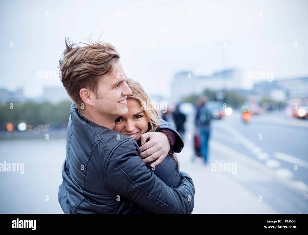 Pareja romántica abrazarse uno al otro en las calles de la ciudad Foto de stock
