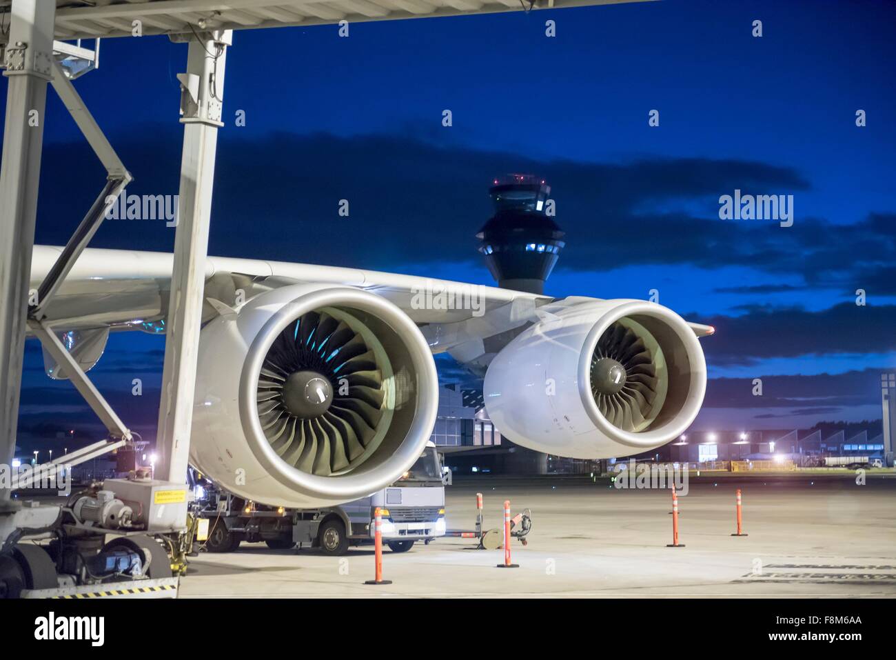 Vista detalle de aviones A380 en la noche del motor Foto de stock