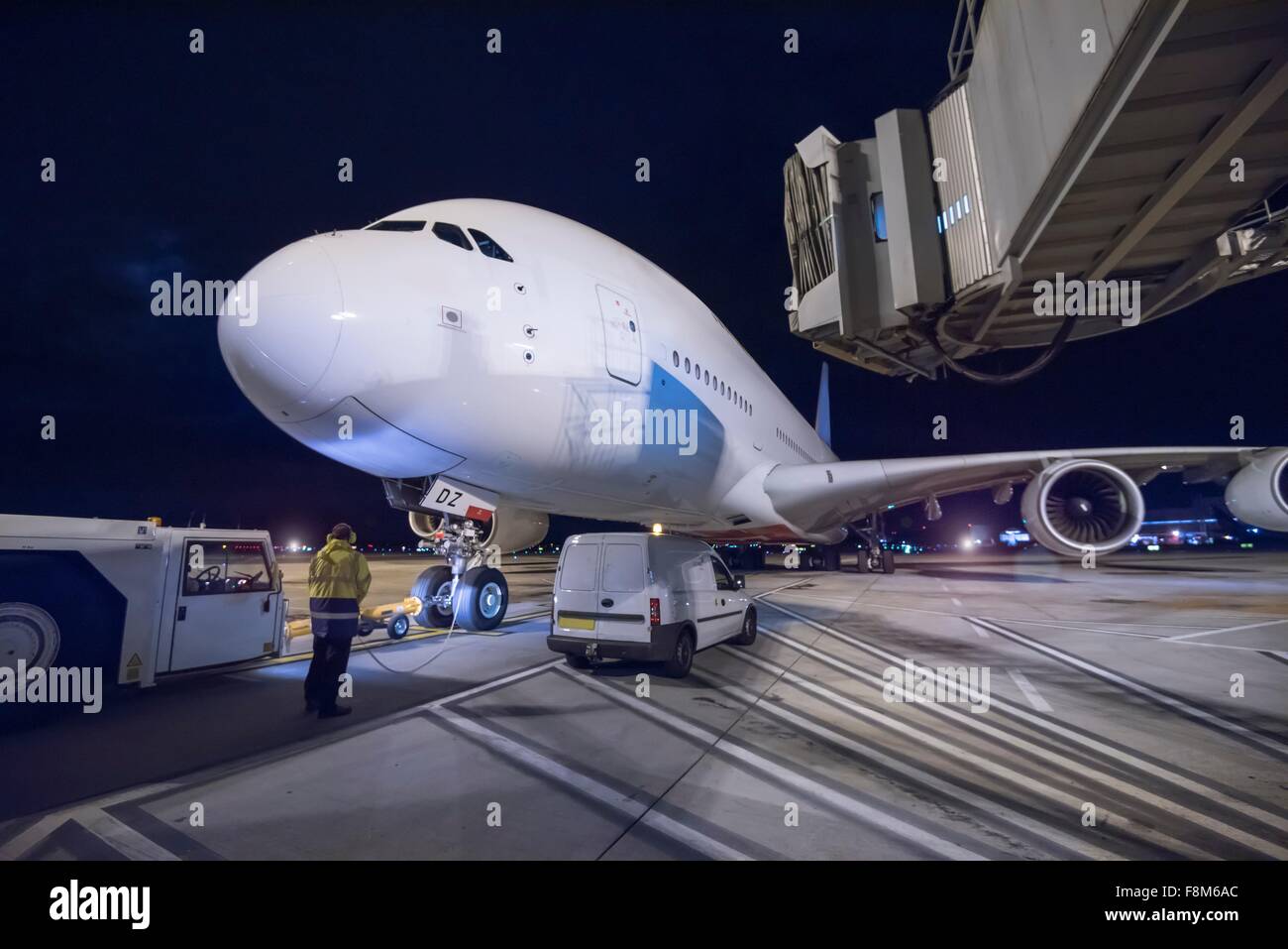 Ingeniero jefe con aviones A380 en la pista durante la noche Foto de stock