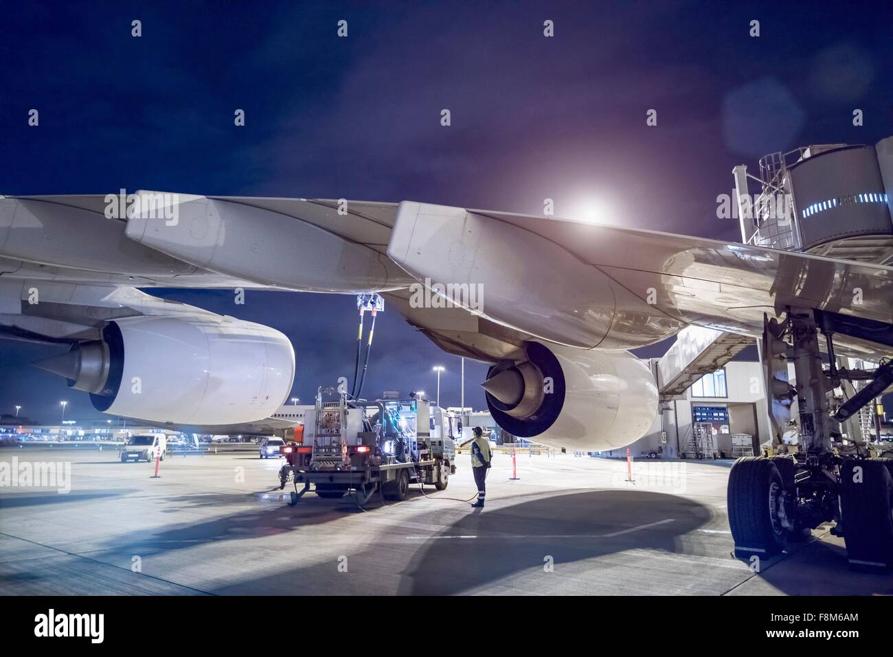 Ground Crew el repostaje de aviones A380 en el aeropuerto Foto de stock