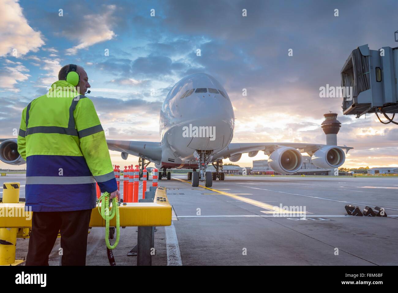 Ingeniero jefe viendo llegar aviones A380 en el stand en el aeropuerto Foto de stock