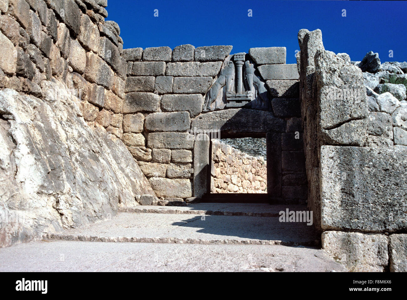 Los leones esculpidos en la puerta de los Leones y las antiguas murallas de  la ciudad o en la entrada a la Acrópolis de Micenas Grecia Fotografía de  stock - Alamy