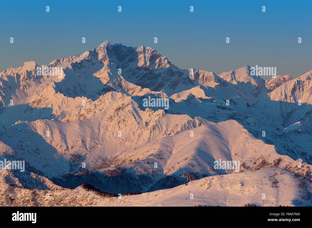 Vista del amanecer sobre el Monte Rosa, Piamonte, Italia Foto de stock