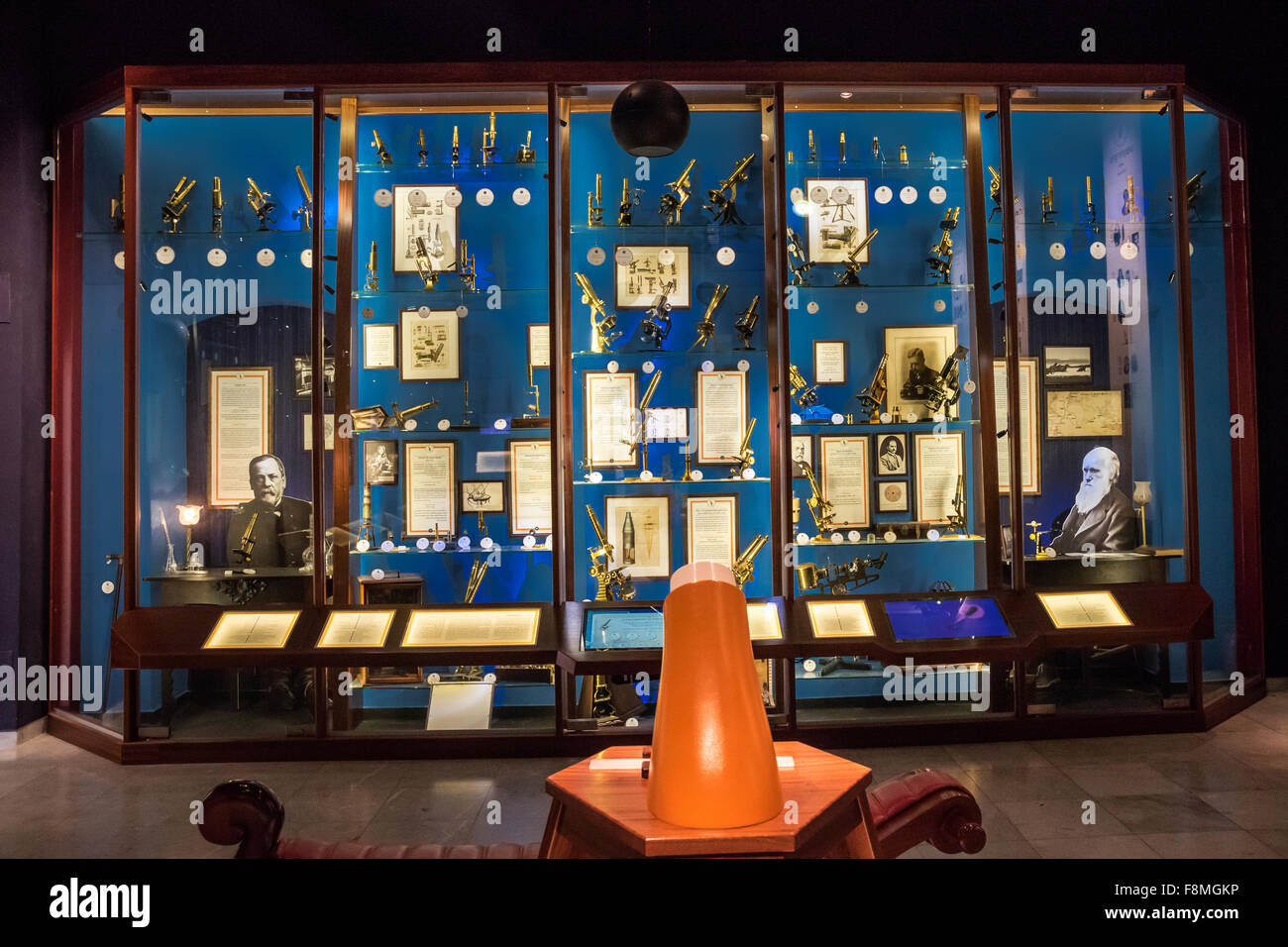 Una notable colección de instrumentos antiguos científicos, el Museo Nacional de Ciencia, Tecnología y espacio , Israel, Haifa Foto de stock