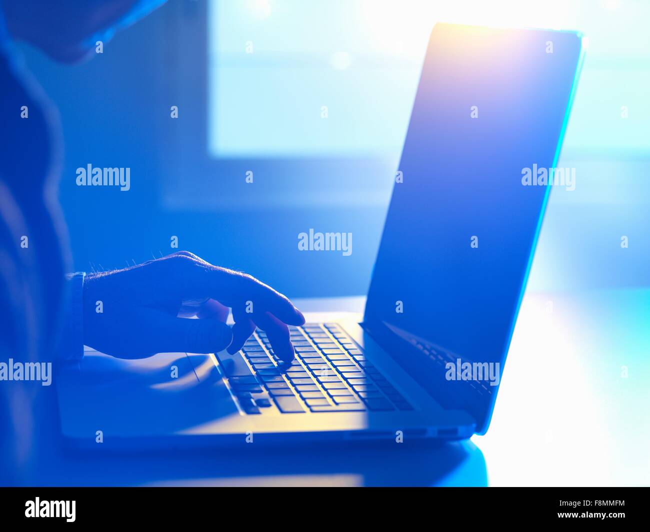 Hombre escribiendo en el ordenador portátil Foto de stock
