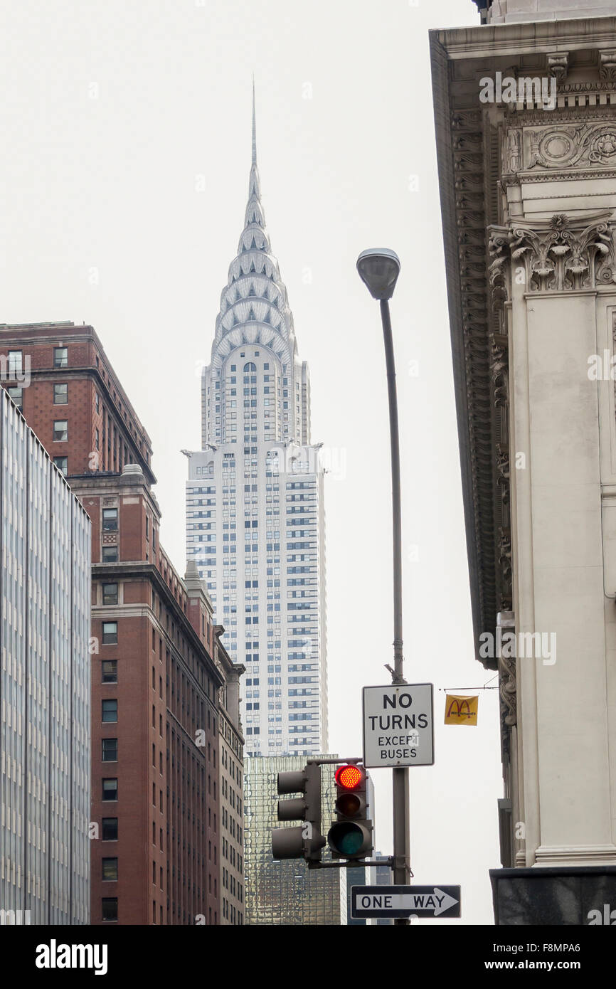 El edificio Chrysler visto desde la calle 42 en Midtown Manhattan Foto de stock