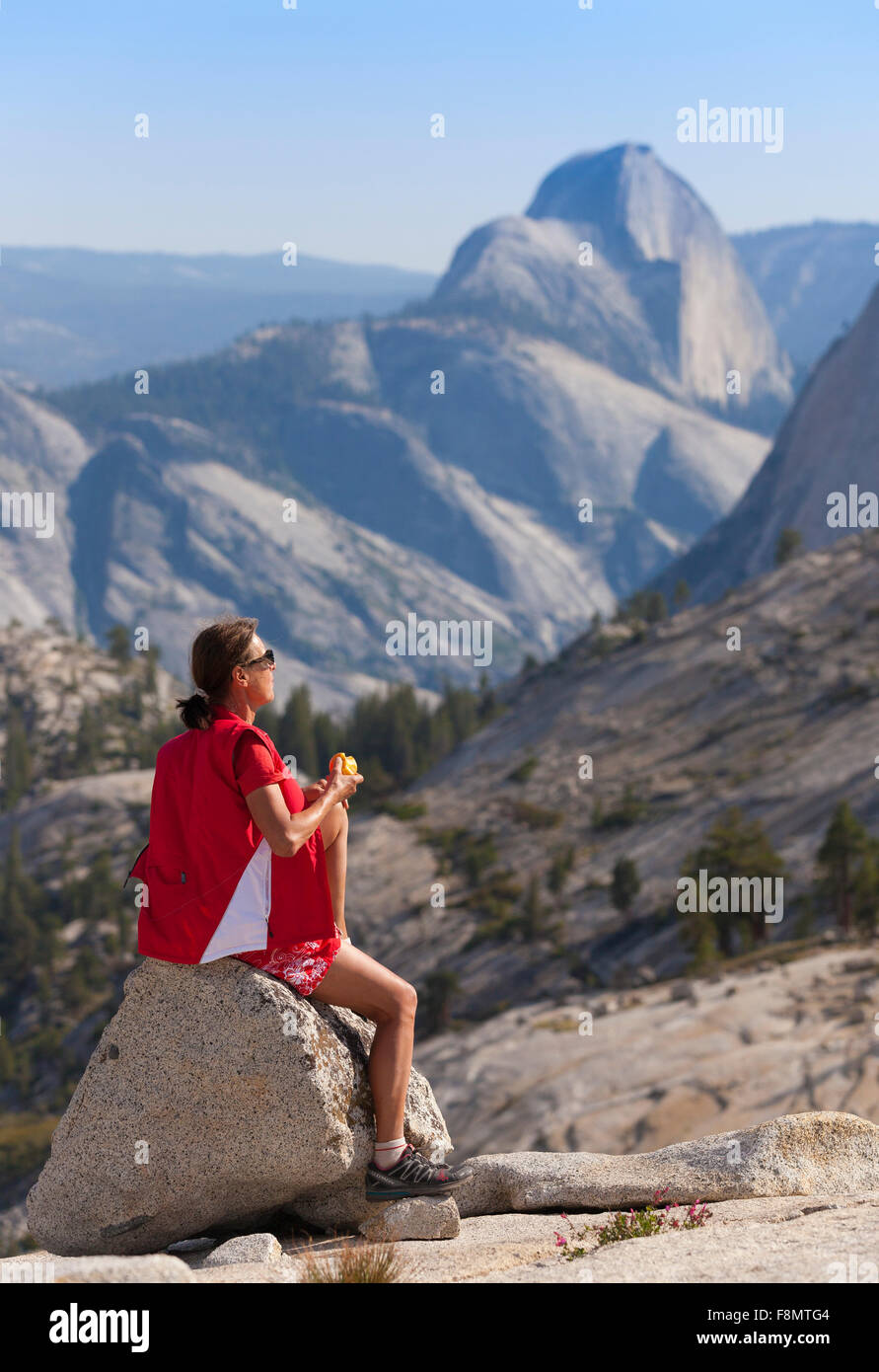 Mujer senderismo en Yosemite Nationalpark Foto de stock