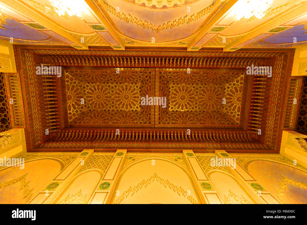 Mezquita de Hassan II Casablanca techo corredizo Foto de stock
