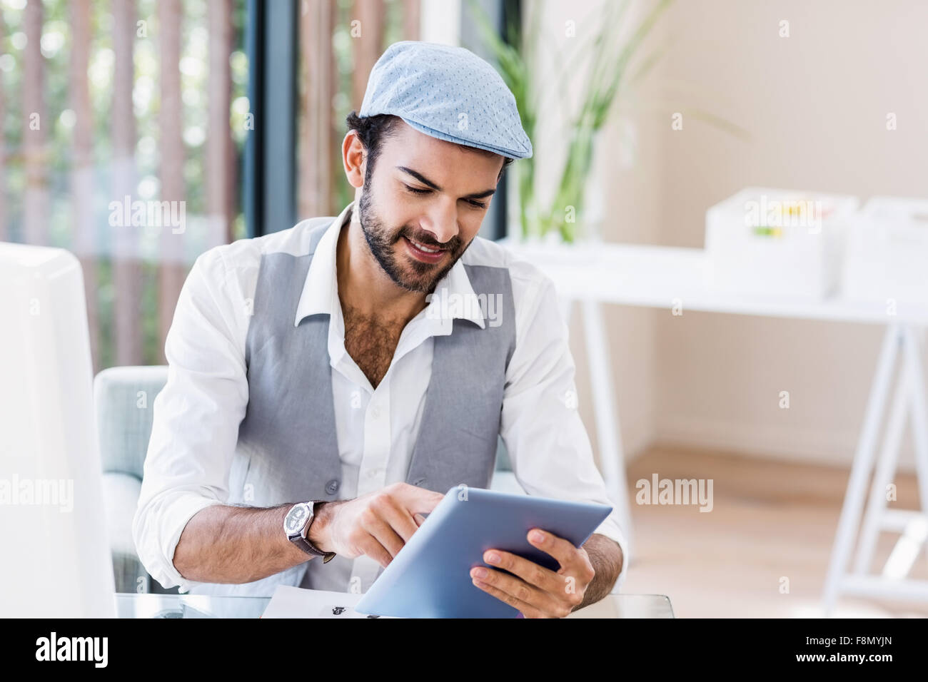 Hombre sonriendo con tablet Foto de stock